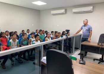 O Presidente Cuca recebeu na manhã dessa quinta-feira 01/03/23 alunos do 4⁰ e 5⁰ anos da rede municipal de educação, da Escola Castro Pires