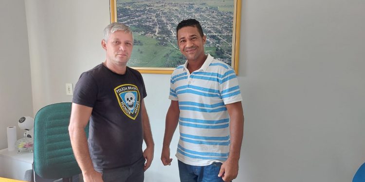 Presidente da Câmara, Cuca, recebe a visita do cantor Lucas, da dupla Lucas e Raylan, no gabinete da Presidência, oportunidade em que falaram da festa Forrozão da Serra.