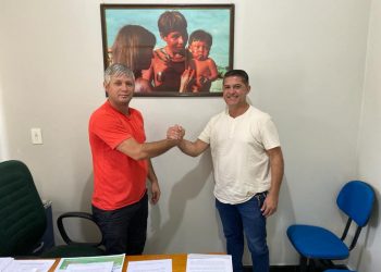 Prefeito Iran Cordeiro entrega projeto de lei que trata da Estrada de Ferro Bahia-Minas ao Presidente Cuca.