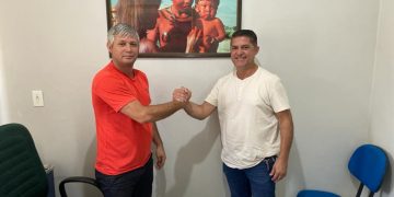 Prefeito Iran Cordeiro entrega projeto de lei que trata da Estrada de Ferro Bahia-Minas ao Presidente Cuca.