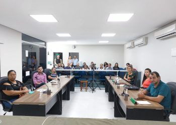 Encontro das Polícias Civil e Militar com os poderes executivo e legislativo de Serra dos Aimorés para discutir segurança pública nas escolas.