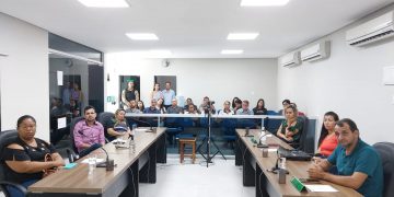 Encontro das Polícias Civil e Militar com os poderes executivo e legislativo de Serra dos Aimorés para discutir segurança pública nas escolas.