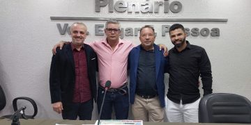 Jornalista Matheus Lima usa tribuna livre da Câmara de  vereadores de Serra dos Aimorés para lançamento do seu primeiro livro.