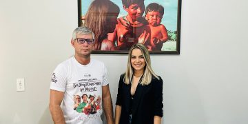 Presidente da Câmara Cuca prestigia o retorno da Diretora Daniela após 06 meses de afastamento por licença maternidade.