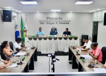 Câmara de vereadores de Serra dos Aimorés vota a prestação de contas dos ex.prefeitos Célio Alves Pinto e Agnaldo Pacheco Cordeiro do exercício 2012.